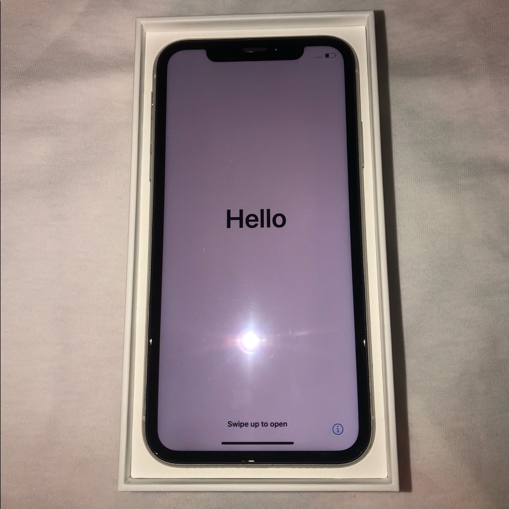 IPhone XR - 128gb - unlocked - INCLUDES CASES